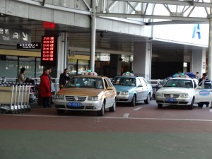 T2程ではないが、国際線が到着するためタクシー需要は多い。