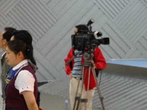 合肥新橋国際空港を取材するテレビカメラ