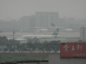 上海虹橋国際空港から飛び立とうとしている