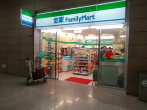 上海浦東国際空港T1内側のファミリマートは24時間営業