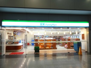 上海浦東空港の南側連絡通路のファミリマートは24時間営業