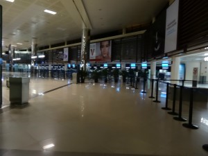 夜中の上海虹橋国際空港T1内部。