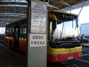 赤と黄の塗装の上海浦東国際空港のターミナル間シャトルバス