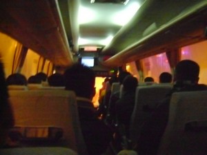 長春龍嘉空港から市内へ向かうバスの中