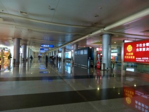 寧波櫟社国際空港の到着ロビーは天井が低くやや暗い