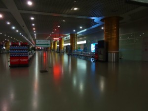 上海浦東国際空港のリニアモーターカー駅コンコース