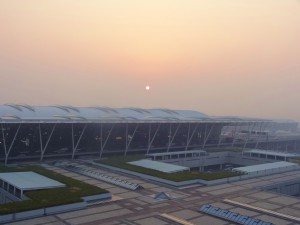 上海浦東空港T2の向こうから昇る朝日