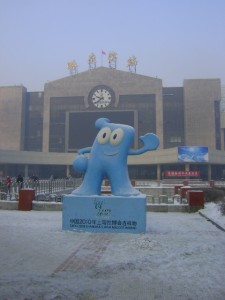 ハルビン駅前にはこの年に行なわれる上海万博マスコットもあった。