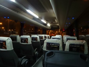上海虹橋国際空港T2の深夜バス内部