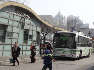 上海駅南広場の941路バス停