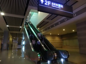 上海虹橋駅乗車コンコースへのエスカレーター