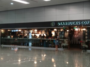上海浦東空港T2のスターバックスコーヒー店舗外観