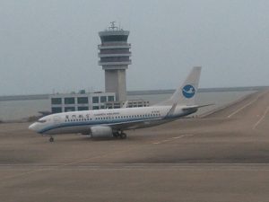 マカオ国際空港に到着するアモイ航空機