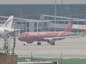 赤色塗装の吉祥航空A320
