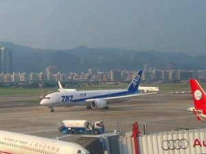 台北松山国際空港に着陸するANAのB787